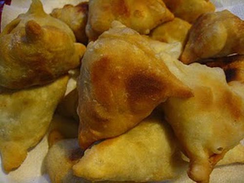 Kolkata street food -samosa Samosas are a popular street food in India, including Calcutta