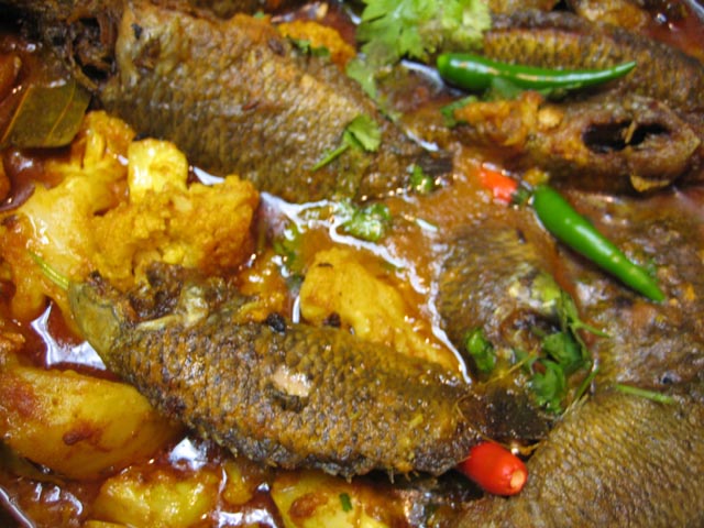 Kolkata street foods - fish Bengali food centers around fish and this image shows Koi Fish with Cauliflower and Potato